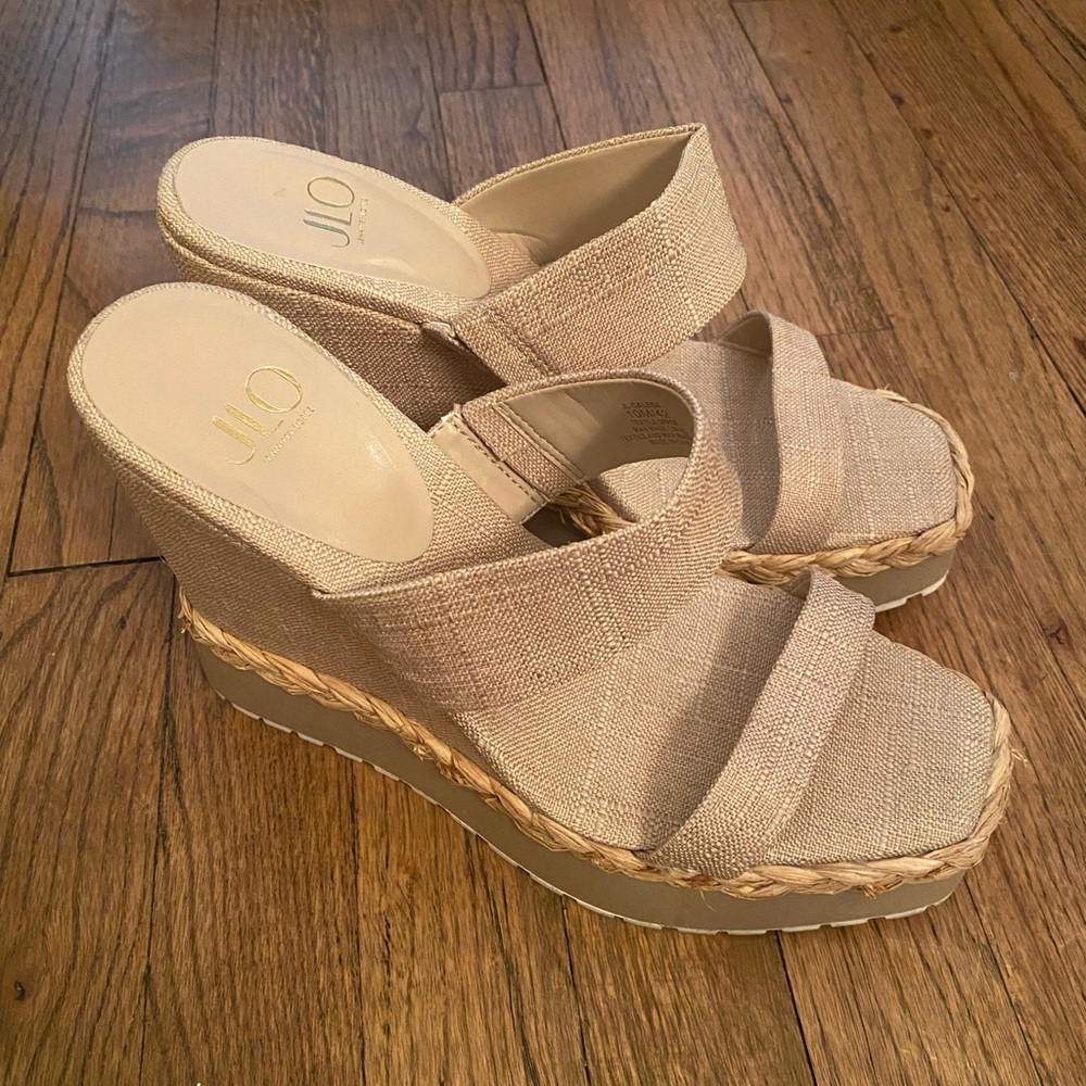 JLO Caleda wedge sandal